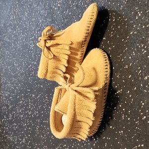 Minnetonka Moccasins - Toddler fringe bootie - tan suede